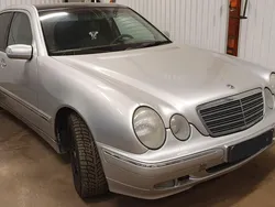 Grå Begagnad 2000 Mercedes E240 Elegance Sedan | 25 000 kr