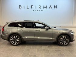 Grå Begagnad 2018 Volvo V60 CC Momentum Kombi | 379 900 kr