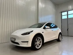 Vit Begagnad 2023 Tesla Model Y Long Range SUV | 479 000 kr (Marknadspris)