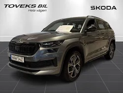 Grå (graphite grey metallic) Begagnad 2024 Skoda Kodiaq SportLine SUV | 429 900 kr (Marknadspris)
