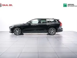 Svart Begagnad 2020 Volvo V60 Momentum Kombi | 309 900 kr (Marknadspris)