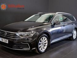 Grå Begagnad 2022 VW Passat GTE Kombi | 229 000 kr (Marknadspris)
