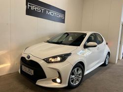 Vit Begagnad 2021 Toyota Yaris Hybrid Active Halvkombi | 159 900 kr (Marknadspris)