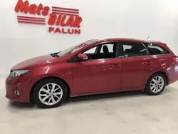 Mörkröd (mröd) Begagnad 2013 Toyota Auris Active Kombi | 99 900 kr (Lite dyr)