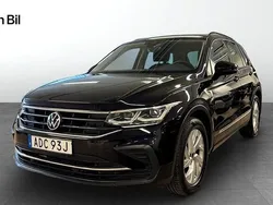 Svart (deep black pearl) Begagnad 2021 VW Tiguan SUV | 289 900 kr (Marknadspris)