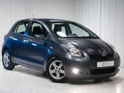 Mörkgrå (grå) Begagnad 2010 Toyota Yaris Halvkombi | 79 900 kr (Marknadspris)