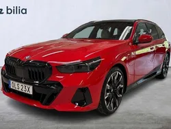 Röd (st. james röd) Begagnad 2025 BMW 550e M Sport Kombi | 989 900 kr (Marknadspris)