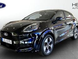 Svart (black) Ny 2025 Ford Puma Gen-E Halvkombi | 397 375 kr (Marknadspris)