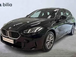 Svart Begagnad 2025 BMW 120 Halvkombi | 389 900 kr