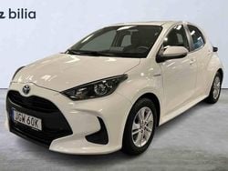 Vit Begagnad 2020 Toyota Yaris Hybrid Active Halvkombi | 209 800 kr (Marknadspris)