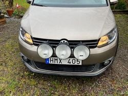 Guld/champagne. står brun i reg bevis Begagnad 2012 VW Touran Cross Minibuss | 89 000 kr (Bra pris)