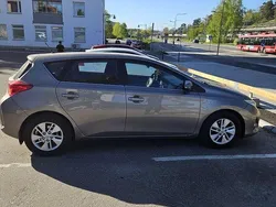 Brun Begagnad 2014 Toyota Auris Hybrid Active Halvkombi | 115 000 kr (Marknadspris)