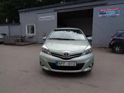 Ljusgrå Begagnad 2011 Toyota Yaris Active Halvkombi | 74 900 kr (Marknadspris)
