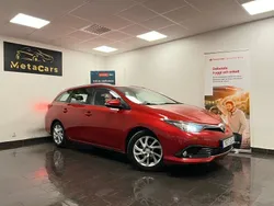 Mörkröd (röd) Begagnad 2016 Toyota Auris Active Kombi | 85 000 kr