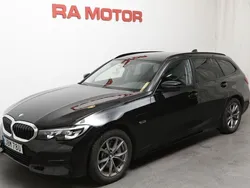 Svart (svart 2) Begagnad 2022 BMW 330e Sport Line Kombi | 319 900 kr (Superpris)