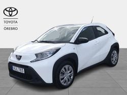Vit Begagnad 2023 Toyota Aygo Play Halvkombi | 172 900 kr (Marknadspris)