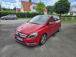 Röd Begagnad 2013 Mercedes B180 Minibuss | 70 000 kr (Superpris)