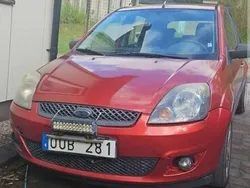 Röd Begagnad 2007 Ford Fiesta Halvkombi | 17 500 kr (Marknadspris)