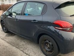 Mörkgrå Begagnad 2017 Peugeot 208 Halvkombi | 85 000 kr (Marknadspris)