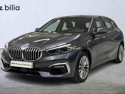 Grå Begagnad 2020 BMW 118 Halvkombi | 208 900 kr (Superpris)