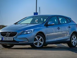 Blå Begagnad 2018 Volvo V40 Kinetic Kombi | 159 000 kr (Marknadspris)