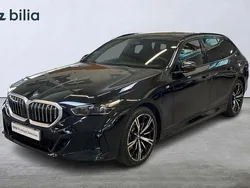 Svart Begagnad 2024 BMW 530e M Sport Kombi | 689 000 kr (Marknadspris)