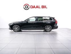 Svart Begagnad 2022 Volvo V60 Inscription Kombi | 259 700 kr (Marknadspris)