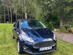 Grå Begagnad 2017 Ford Fiesta Titanium Halvkombi | 95 000 kr (Marknadspris)