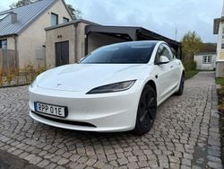 Vit Begagnad 2024 Tesla Model 3 RWD Sedan | 379 000 kr (Marknadspris)