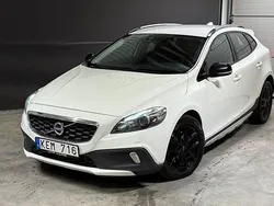 Vit Begagnad 2013 Volvo V40 CC Summum Kombi | 147 800 kr (Marknadspris)