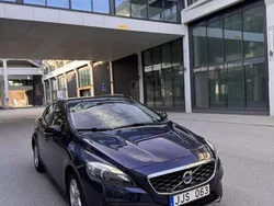 Blå Begagnad 2014 Volvo V40 CC Momentum Kombi | 126 000 kr (Marknadspris)