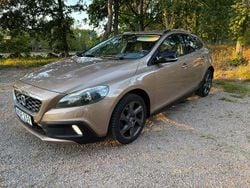 Brun Begagnad 2015 Volvo V40 CC Momentum Kombi | 94 800 kr (Marknadspris)