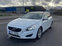 Vit Begagnad 2011 Volvo V60 Momentum Kombi | 47 000 kr (Marknadspris)