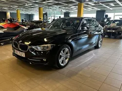 Svart Begagnad 2016 BMW 320 Sport Line Sedan | 149 900 kr (Marknadspris)