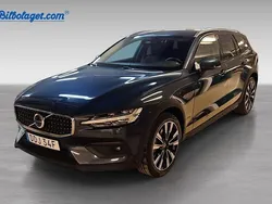 Blå Begagnad 2023 Volvo V60 CC Plus Kombi | 441 900 kr (Marknadspris)