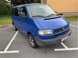 Blå Begagnad 2002 VW Caravelle Minibuss | 35 000 kr