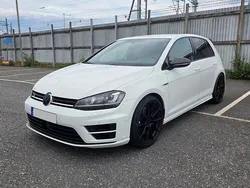 Vit Begagnad 2017 VW Golf VII R Halvkombi | 229 000 kr (Marknadspris)