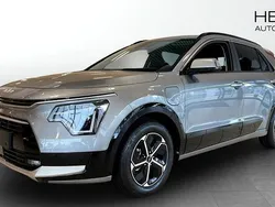Grå (grey) Ny 2025 Kia Niro Advance SUV | 391 900 kr (Marknadspris)