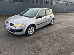 Ljusgrå (grå) Begagnad 2006 Renault Mégane II Halvkombi | 25 500 kr (Lite dyr)