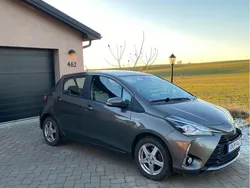 Grå Begagnad 2017 Toyota Yaris Hybrid Active Halvkombi | 139 000 kr (Marknadspris)