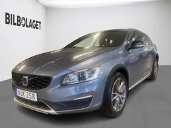 Ljusblå (blå) Begagnad 2016 Volvo V60 CC Summum Kombi | 219 800 kr (Marknadspris)