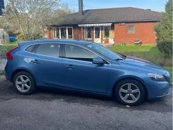 Blå Begagnad 2015 Volvo V40 Momentum Kombi | 145 000 kr (Marknadspris)