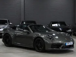 Flerfärgad (aventurine green metallic) Begagnad 2022 Porsche 911 Targa 4 Cab | 1 849 000 kr (Bra pris)