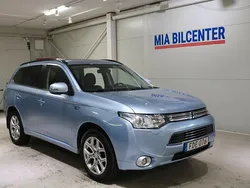 Ljusblå Begagnad 2014 Mitsubishi Outlander P-HEV SUV | 129 000 kr (Marknadspris)