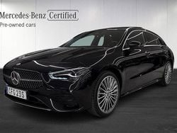 Denimblå metallic Begagnad 2023 Mercedes CLA250e Shooting Brake AMG Kombi | 399 000 kr (Marknadspris)