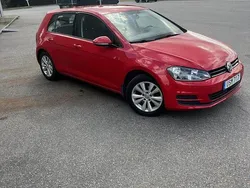 Röd Begagnad 2017 VW Golf VII Halvkombi | 99 000 kr (Superpris)