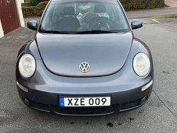 Mörkgrå Begagnad 2006 VW Beetle Highline Halvkombi | 35 000 kr (Superpris)