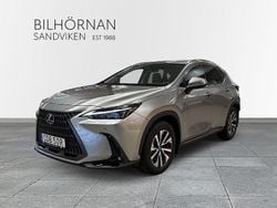 Ljusgrå Begagnad 2024 Lexus NX450h+ Executive Line SUV | 614 900 kr (Bra pris)