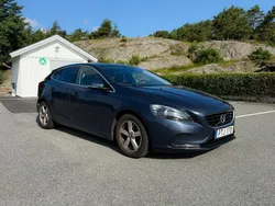 Blå Begagnad 2014 Volvo V40 Momentum Kombi | 135 000 kr (Marknadspris)