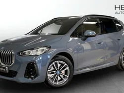Grå (grey) Ny 2024 BMW 230e Active Tourer M Sport Minibuss | 445 700 kr (Bra pris)